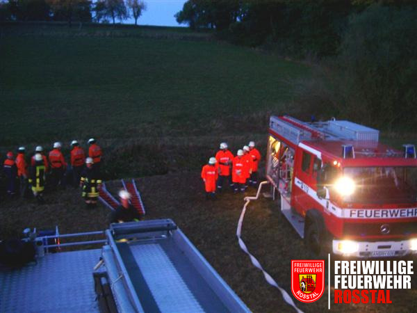 Bild 3 von 10 Beide Wehren bauen parallel aus je einem L&ouml;schfahrzeug die Wasserversorgung aus dem Bach auf.