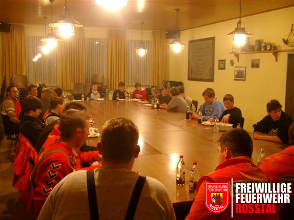 Bild 10 von 10 Nach einer kurzen Besichtigung des Feuerwehrhauses gab es zu essen und zu trinken.