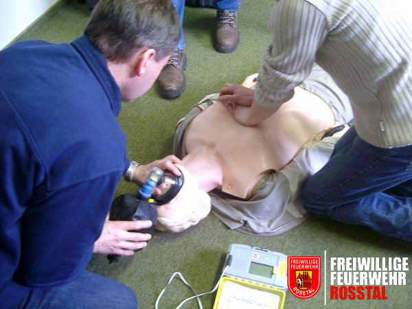Bild 5 von 9 Wiederbelebungsma&szlig;nahmen und anschlie&szlig;ende Anwendung des Fr&uuml;hdefibrillators