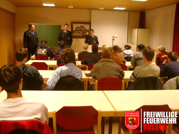 Bild 1 von 22 Begr&uuml;&szlig;ung zur ersten Unterrichtseinheit. In den folgenden drei Stunden wird der 1. Kdt. Schifferm&uuml;ller (vorne links) der FF Buttendorf die Sch&uuml;ler in Rechtsgrundlagen und Organisation der Feuerwehr unterrichten