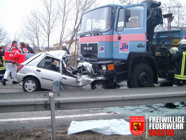Bild 3 von 10 Die Fahrgastzelle des PKWs ist stark deformiert.