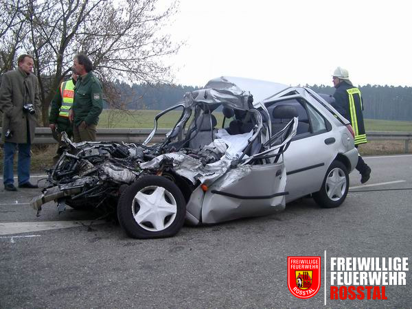 Bild 5 von 10 Das Autowrack nachdem es unter dem LKW hervorgezogen wurde.