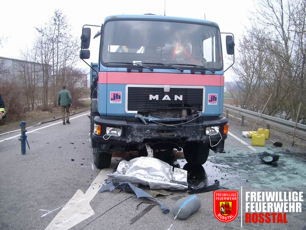 Bild 6 von 10 Wenig sichtbarer Schaden am LKW. Es liefen jedoch gro&szlig;e Mengen &Ouml;l aus, die abgebunden wurden (rechts). Die Motorhaube des PKWs h&auml;ngt am LKW.