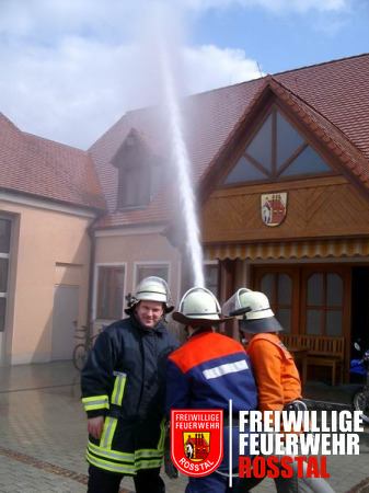 Bild 6 von 22 Auch der richtige Umgang mit einem BM-Strahrohr muss ge&uuml;bt werden. Ohne Mundst&uuml;ck betr&auml;gt der Wasserdurchsatz 800 l/min.