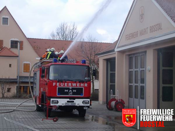 Bild 7 von 22 Der Wasserwerfer mit &uuml;ber 1000 l/min in Aktion.