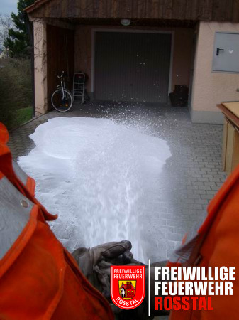 Bild 8 von 22 Hier stimmt das Mischverh&auml;ltnis von Wasser und Schaummittel noch nicht. Der Schaum ist noch viel zu w&auml;ssrig.