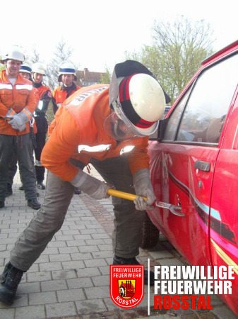 Bild 11 von 22 Am letzten Tag wird der richtige Umgang mit Ger&auml;ten zur Personenbefreiung aus Fahrzeugen ge&uuml;bt.