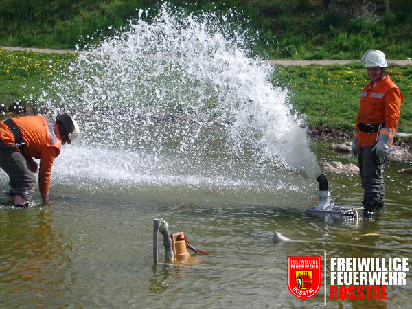 Bild 16 von 22 Die Schmutzwasserpumpe (Modell Chiemsee) in Aktion.