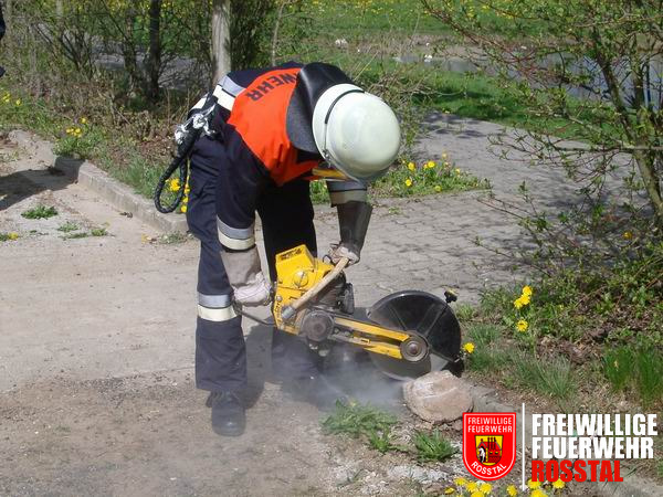 Bild 17 von 22 Erste Versuche am Trennschleifer.