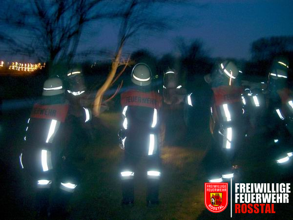 Bild 4 von 23 Schon nach wenigen Metern wird das Atmen mit Filter zur Qual. Deshalb werden nach jeweils 100 bis 200 Metern Pausen eingelegt. Hier die Gruppe beim Kniebeugen.