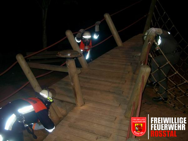 Bild 15 von 23 ... aus einer Luke wieder raus und &uuml;ber das Deck.