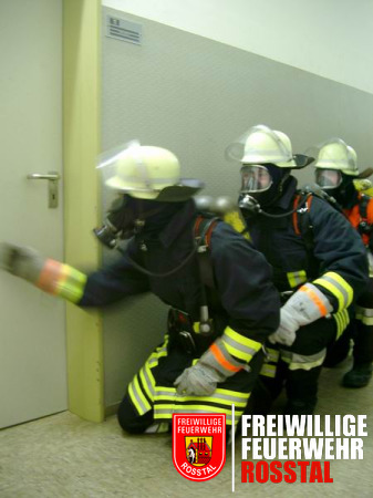 Bild 3 von 15 Ein Trupp beginnt an einer T&uuml;r. 