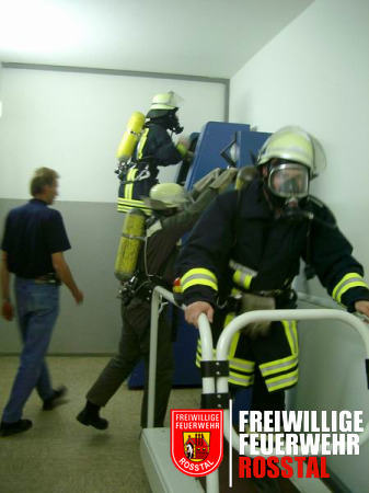 Bild 5 von 15 W&auml;hrenddessen im Trainingsraum: 50 Meter Leitersteigen, 50 Z&uuml;ge am Schlaghammer und 500 Meter Laufband.