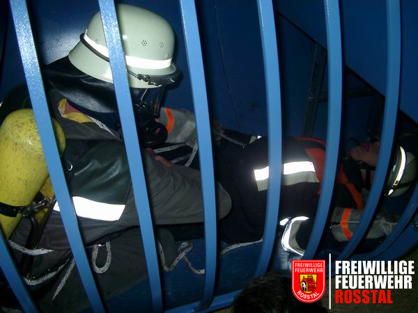 Bild 11 von 15 Der Atemschutzger&auml;tetr&auml;ger wurde zu dem verunfallten Opfer abgeseilt, an dem jetzt ebenfalls ein Rettungsknoten befestigt werden muss.