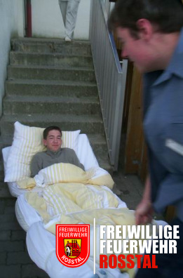 Bild 2 von 18 Die ersten Personen wurden durch die Heimmitarbeiter nach drau&szlig;en gebracht. Hier mittels neuartiger Matrazenrettung.