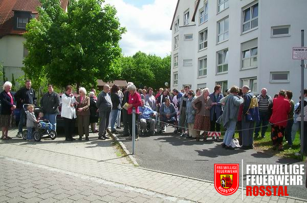 Bild 3 von 18 Aufgrund der verz&ouml;gerten Alarmierung mussten die Heimbewohner lange im Freien ausharren.