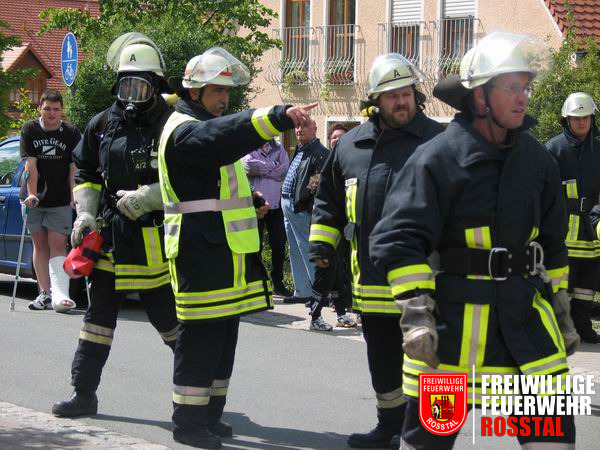 Bild 4 von 18 Nach Lageerkundung wurden die Einsatzkr&auml;fte eingewiesen.