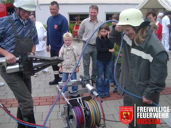 Bild 2 von 10 Einweisung in die Bedienung des Spreizers, der zum "Technischen Eierlauf" ben&ouml;tigt wird.