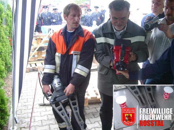 Bild 4 von 10 Anschlie&szlig;end musste mittels einer W&auml;rmebildkamera das noch warme hartgekochte Ei unter einem der drei H&uuml;tchen gefunden werden.(Hier: Der 1. B&uuml;rgermeister des Marktes Ro&szlig;tal mit der W&auml;rmebildkamera)