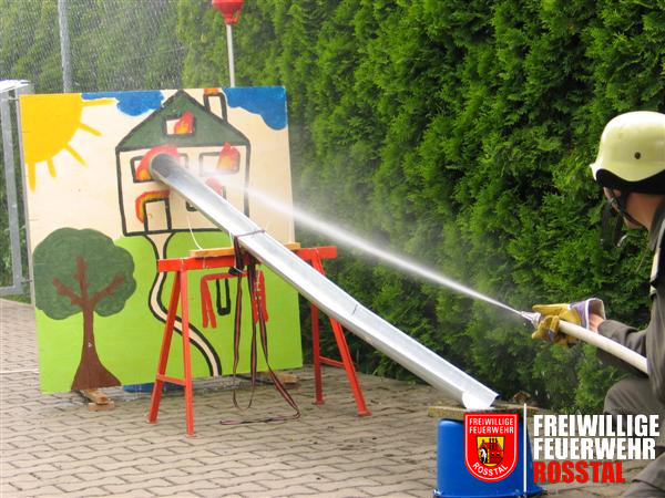 Bild 6 von 10 ... und mit K&uuml;belspritze und D-Strahrohr in ein brennendes Haus gespritzt werden.