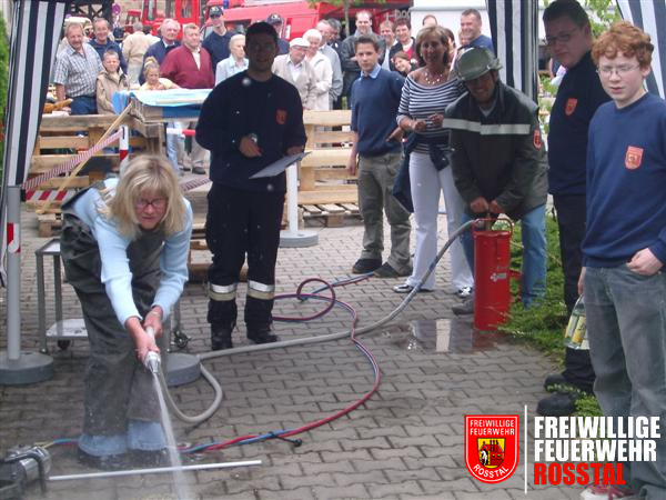 Bild 7 von 10 Der Teamkollege ist f&uuml;r den Wasserdruck zust&auml;ndig.
