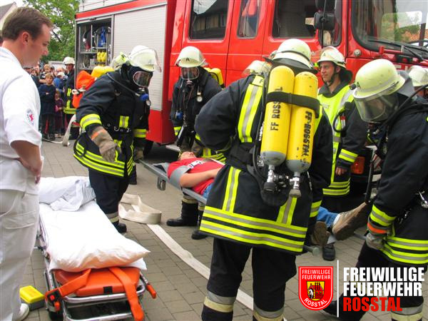 Bild 8 von 10 Schau&uuml;bung an der Grundschule mit Einsatz von Atemschutz.