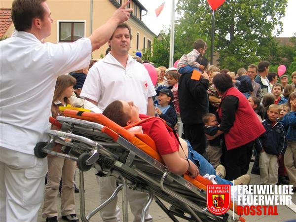 Bild 9 von 10 Versorgung des Patienten durch das BRK