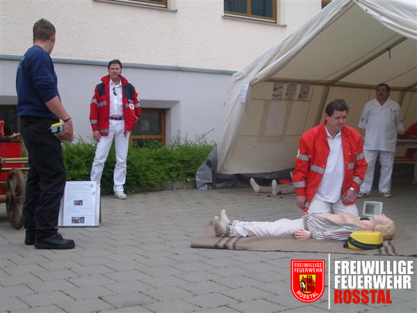 Bild 10 von 10 Vorf&uuml;hrung des Fr&uuml;hdefis durch das BRK und Feuerwehrarzt der BF F&uuml;rth.