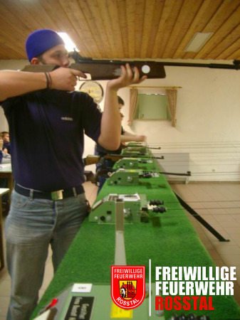 Bild 1 von 17 Erste Station: Schie&szlig;en mit dem Luftgewehr