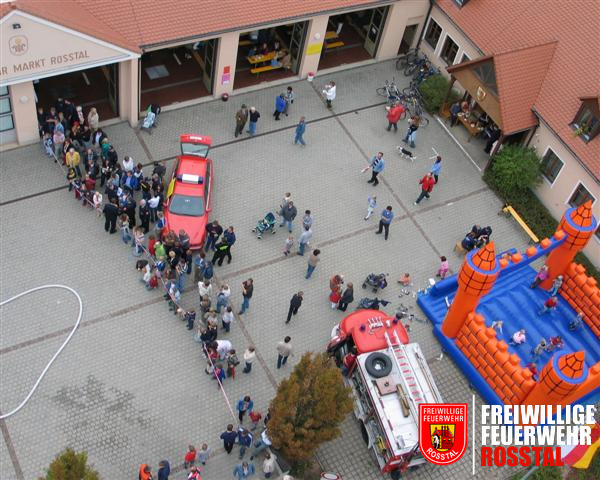 Bild 1 von 15 So stellte sich das Geschehen auf dem Feuerwehrhof vom Korb der Drehleiter dar