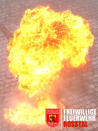 Bild 2 von 15 Eindrucksvoll: Das L&ouml;schen eines Fettbrandes mit Wasser