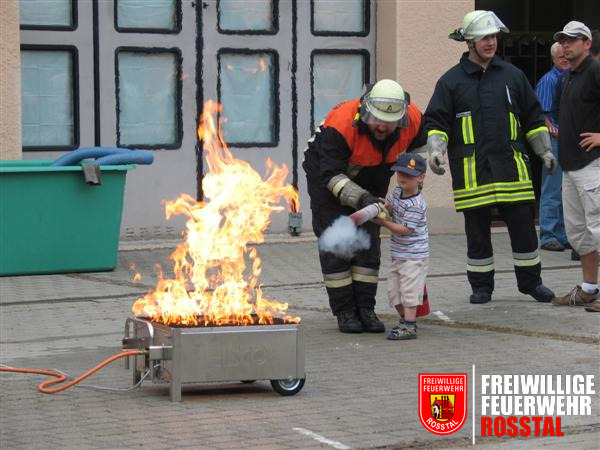 Bild 3 von 15 Fr&uuml;h &uuml;bt sich: L&ouml;schen eines Brandes mit dem Feuerl&ouml;scher