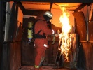 Entzünden des Feuers. Die Spanplatten an den Wän...
  