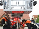 Üben mit der Schleifkorbtrage und Flaschenzug an der Drehleiter
  