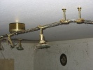 Grashalme hängen in der Deckenbeleuchtung
  