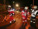 Kräfte von Feuerwehr und BRK besprechen das Vorgehen
  