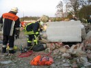 Das Betonteil wird Stück für Stück angehoben.
  