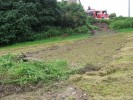 Durch die Wassermassen rutschte direkt nebenan die Böschung ab
  