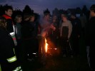 Derweil werden draußen mehrere kleine Lagerfeuer entzündet.
  