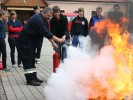 Löschen eines Feuers mit dem CO2-Löscher
  