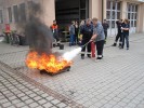 Löschen eines Feuers mit dem CO2-Löscher
  