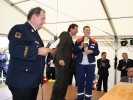 Der Pokal zum 1. Platz wird an die FF Tuchenbach übergeben.
  