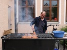 Der Grill ist angeschürt, das Fleisch brutzelt schon.
  