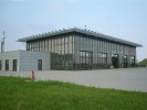 Das gläserne Feuerwehrhaus der Flughafenfeuerwehr.
  
