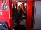 Feuerwehr-Anwärter beim Überprüfen ob der Verba...
  