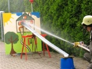 ... und mit Kübelspritze und D-Strahrohr in ein b...
  