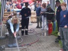 Der Teamkollege ist für den Wasserdruck zuständig.
  